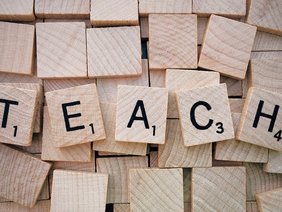 Dekobild: Scrabble-Wort "teach"